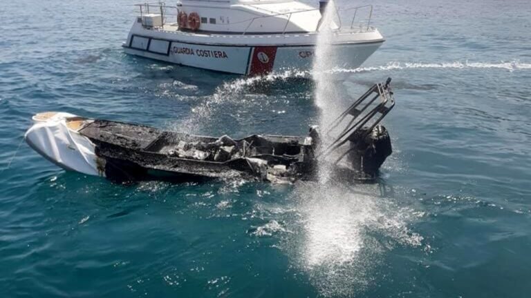 Attimi di paura a Trabia, un gommone prende fuoco in acqua a pochi metri dalla spiaggia