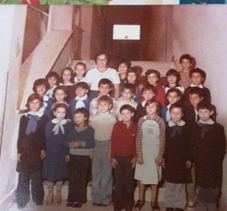 Termini Imerese, ex alunni della scuola di Via Roma festeggiano la loro insegnante di circa 40 anni fa che oggi compie 80anni