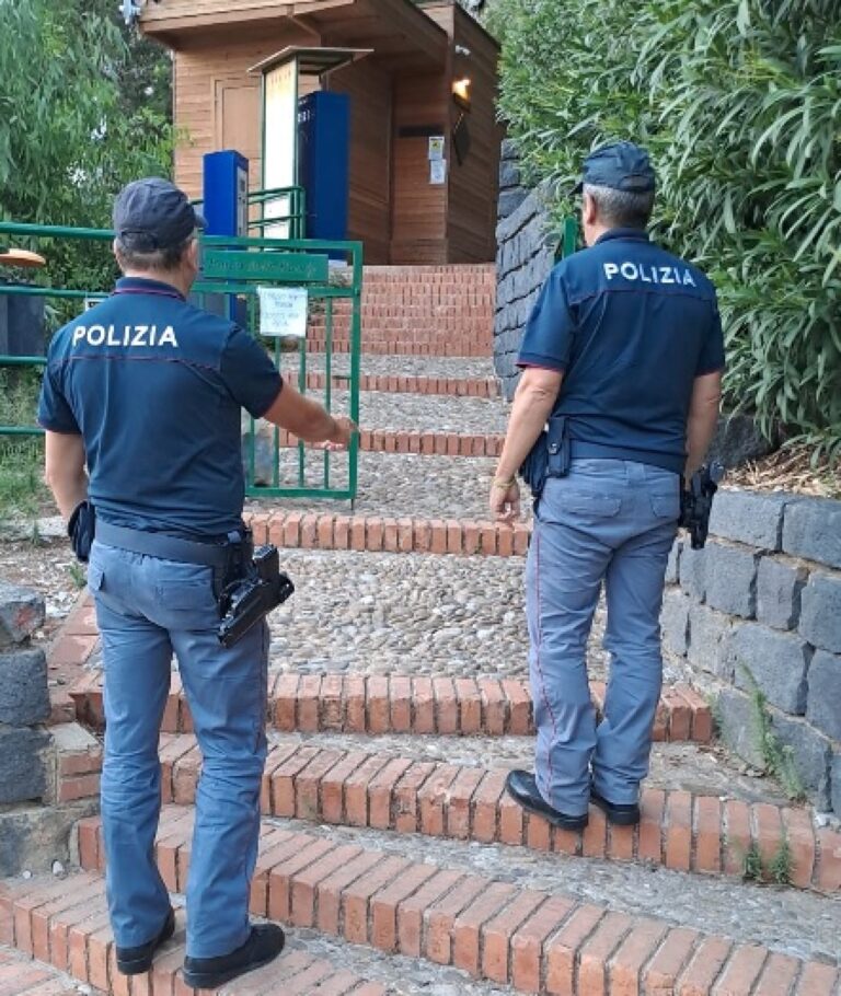 Cefalù, Polizia salva due turiste minacciate dai cinghiali
