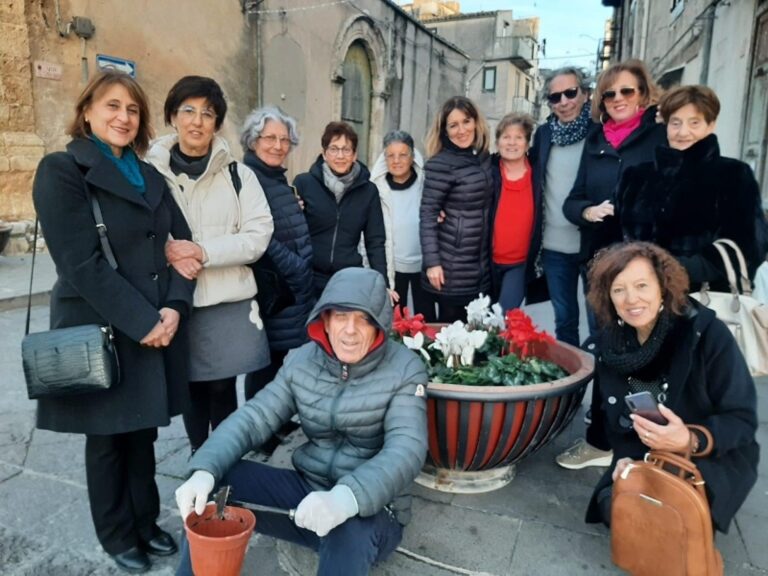 Polizzi Generosa, Auser dà colore al paese: ricreata artisticamente una panchina