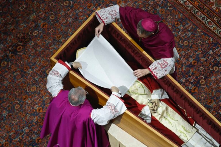 Benedetto XVI: avvenuta la tumulazione nelle grotte vaticane, FOTO e VIDEO