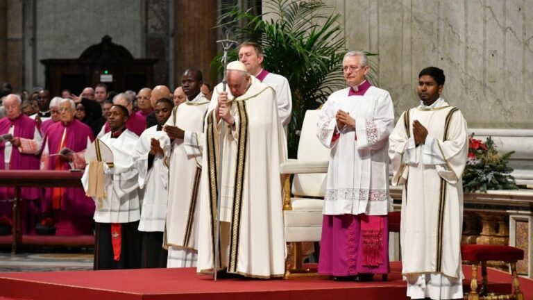 Epifania in Vaticano, Papa Francesco: “Come i Magi, prostriamoci, arrendiamoci a Dio in adorazione”