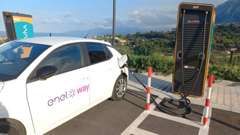 Termini Imerese, attivata la stazione ewiva: permetterà la ricarica contemporanea di quattro veicoli elettrici