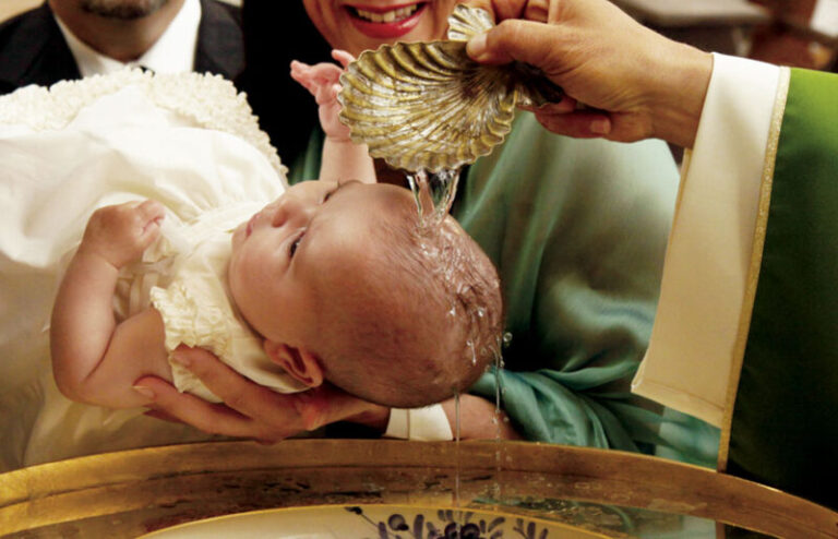 L’Arcidiocesi di Palermo abolisce il ruolo di padrino e madrina nel Battesimo e nella Cresima