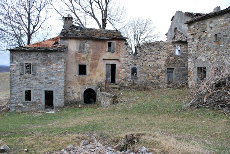 Beni culturali, la Regione finanzia scuole per valorizzare borghi e periferie
