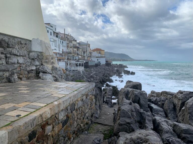 Cefalù, un itinerario geologico lungo la scogliera nato dalla collaborazione tra Comune, Parco e Università