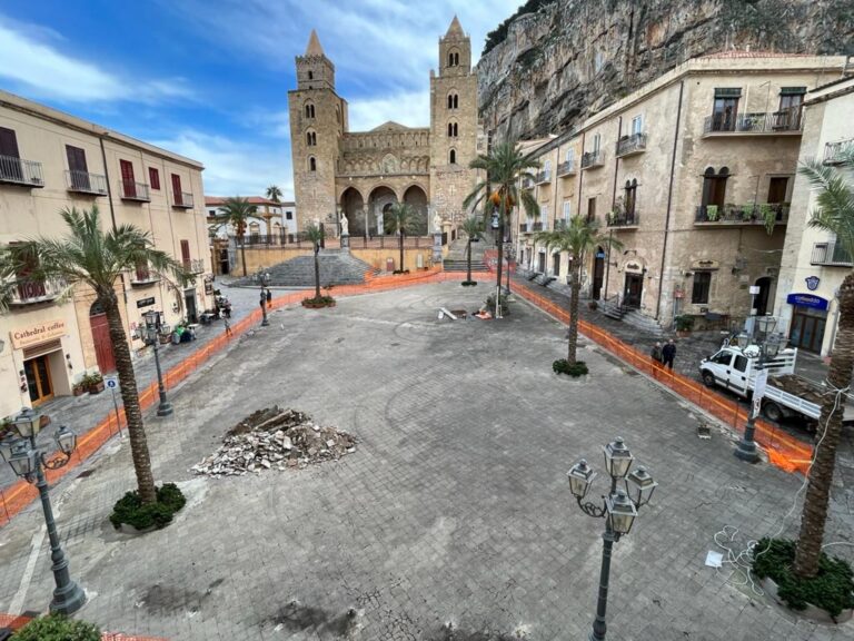 Cefalù, al via i lavori per la  nuova pavimentazione di piazza Duomo