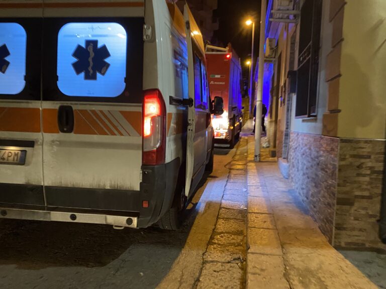Termini Imerese: rimane incastrato con la macchina in un passaggio pedonale