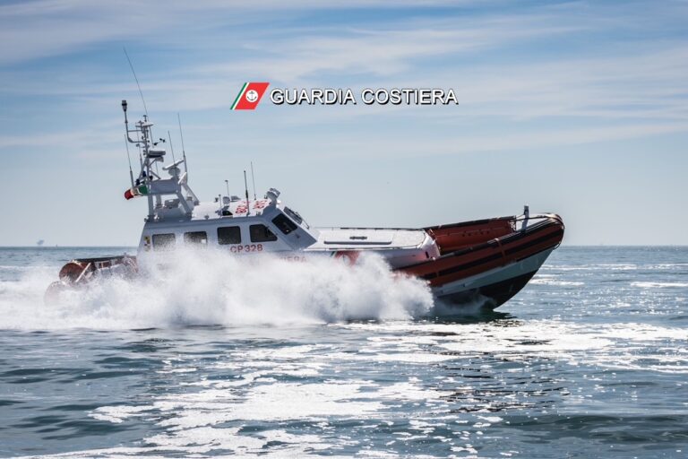 La Guardia Costiera di Termini Imerese salva marittimo colto da malore in mare