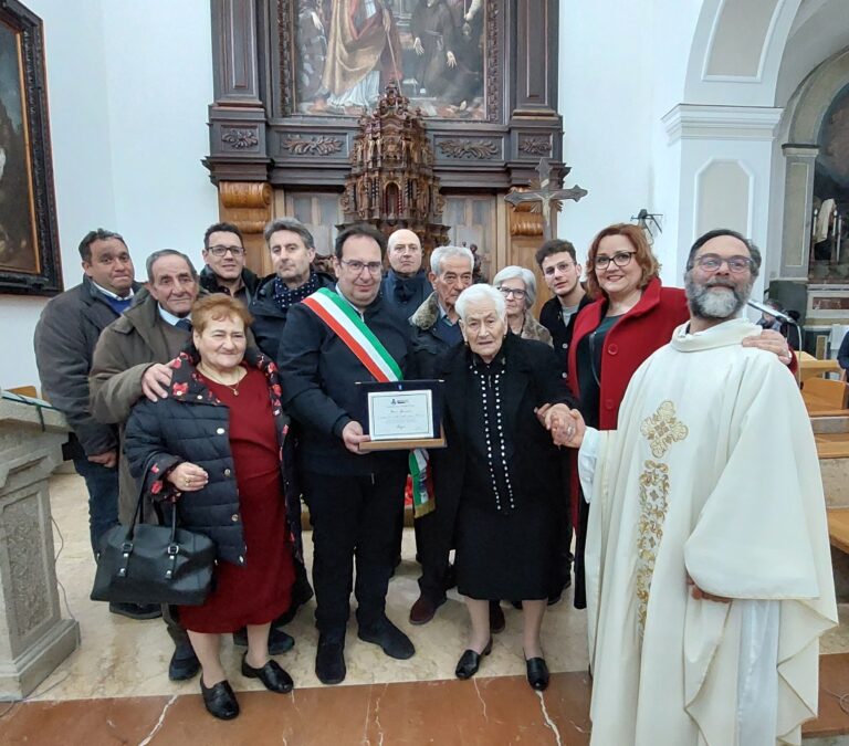 Gangi, auguri a nonna “Micuzza Pittine” che taglia il nastro dei 100 anni