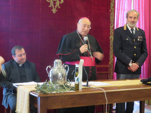 Giornale di Cefalù, Polizia consegna al Vescovo Marciante l’olio prodotto dagli ulivi del Giardino della Memoria di  Capaci