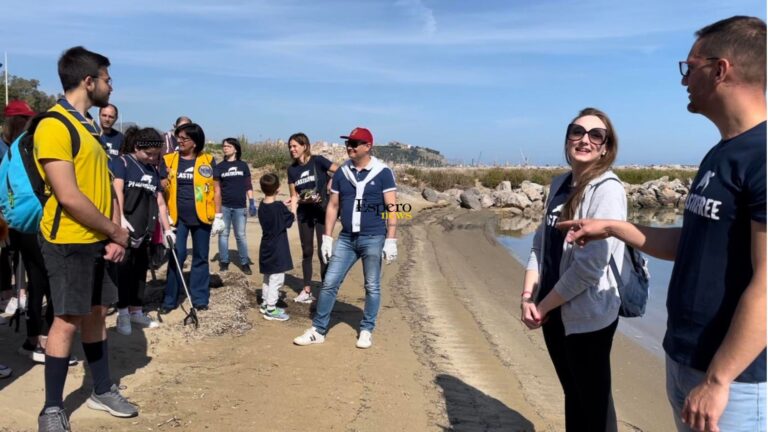 Giornata della Terra 2023, l’esercito blu dei volontari “Plastic Free” in azione a Termini Imerese