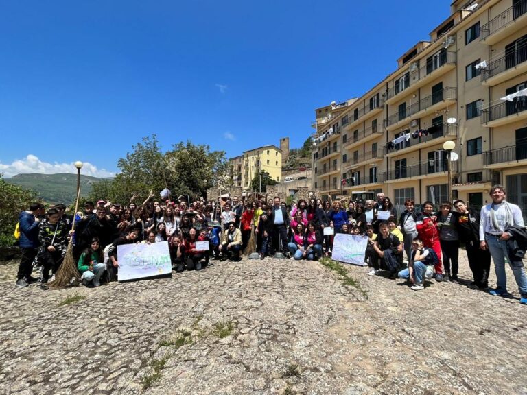 Gangi: passeggiata ecologica per 150 ragazzi dell’Istituto “Polizzano”, raccolti 10 sacchi di rifiuti