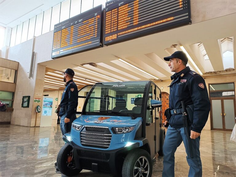 Sorpresi a danneggiare le biglietterie automatiche, due arresti della Polfer a Palermo