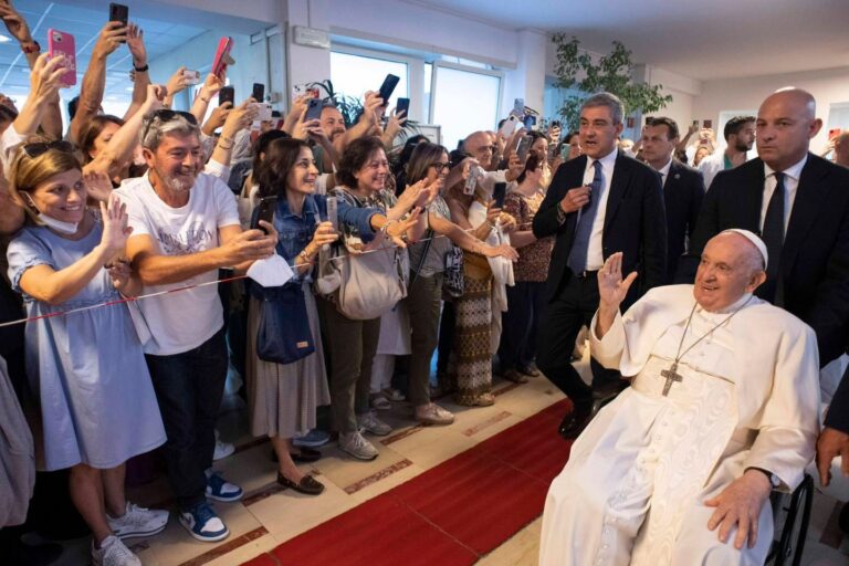 Papa Francesco torna a casa dopo il ricovero al Gemelli, confermato l’Angelus di domenica