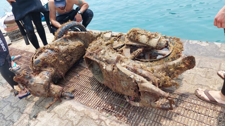 Cefalù: recuperato uno scooter nei fondali della “vecchia marina”