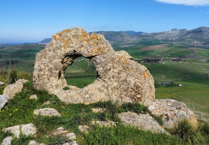 Le pietre perforate di Arcivocalotto e gli indicatori solstiziali in Sicilia: conferenza a Palermo