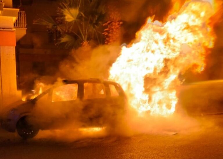 Nessun risarcimento dell’Assicurazione in caso di incendio dell’auto parcheggiata vicino a cassonetti dei rifiuti: sentenza del Tribunale di Termini Imerese