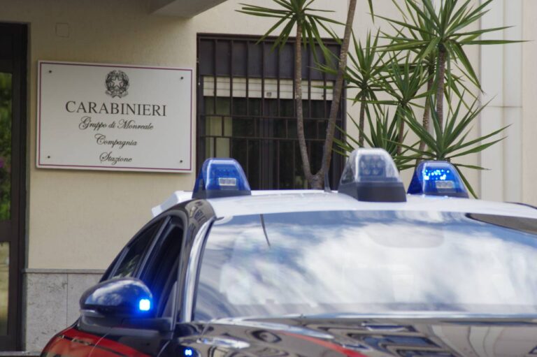 Innaffiava i fiori delle statue sacre, a Monreale anziano viene aggredito e rapinato, i Carabinieri arrestano una coppia