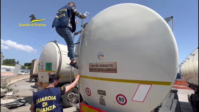 La Guardia di Finanza sequestra al porto di Palermo 60 tonnellate di olio d’oliva con falsa indicazione qualitativa