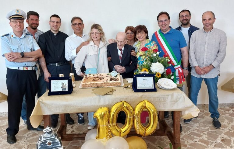 Centenari. Gangi, festeggiato nonno Santo Blando uno degli ultimi intagliatori di pietra