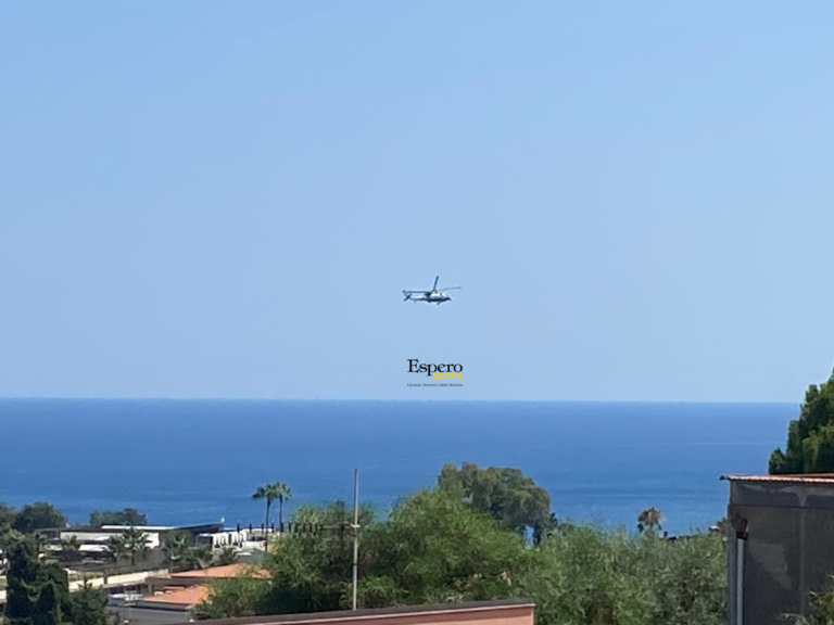 Elicottero “utility” dell’aeronautica militare americana in volo sui cieli di Cefalù e Madonie