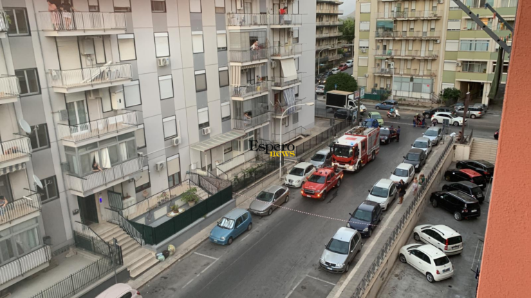 Termini Imerese, corto circuito in un palazzo in via Piersanti Mattarella, vigili del fuoco in azione