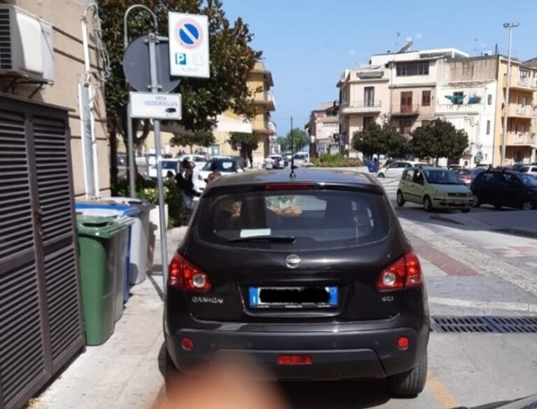 Campofelice di Roccella, portatore d’handicap non riesce a posteggiare l’auto: ha il posto riservato ma è sempre occupato da altri