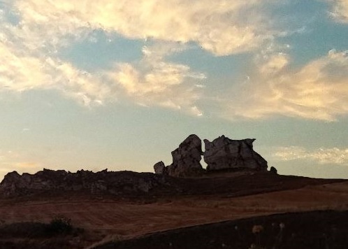 Villalba, l’estasi della Roccia Amorosa: quando un luogo diventa mito
