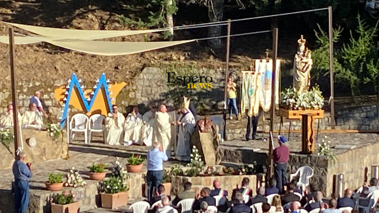 Gibilmanna 2023, Mons. Marciante dona il suo anello di ordinazione episcopale alla Madonna: “abbiamo assistito al miracolo del fuoco”
