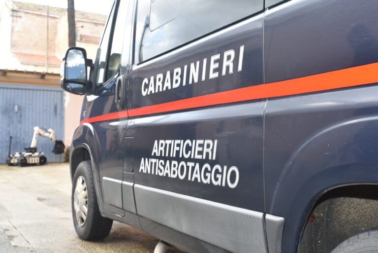 Deteneva oltre 11 chili di massa esplodente illegale, i Carabinieri denunciano un 22enne
