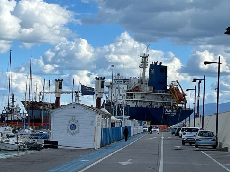 Termini Imerese, nave ancorata al porto rompe gli ormeggi dirigendosi, senza controllo, fortunatamente verso nuovo molo sottoflusso