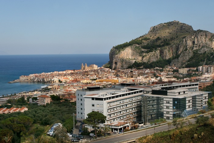 Padre si tuffa in mare per salvare la figlia di 11 anni, a Cefalù è grave un turista 48enne