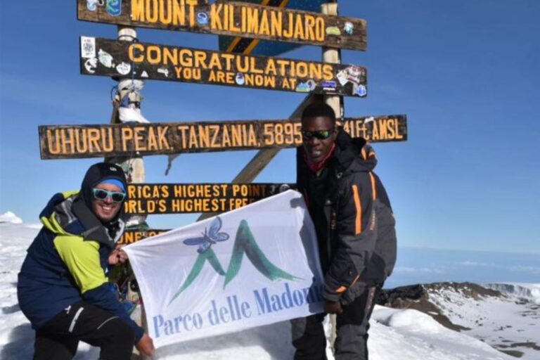 Le Madonie sulla vetta del Kilimangiaro, la bandiera del parco issata da Giovanni Nicolosi