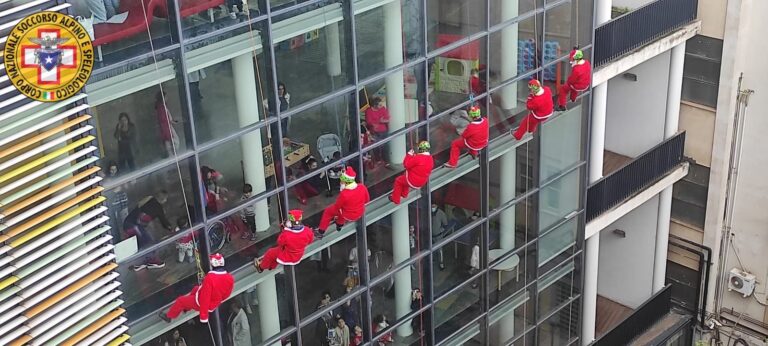 All’Ospedale dei Bambini di Palermo, Babbo Natale arriva dall’alto grazie al Soccorso Alpino Siciliano