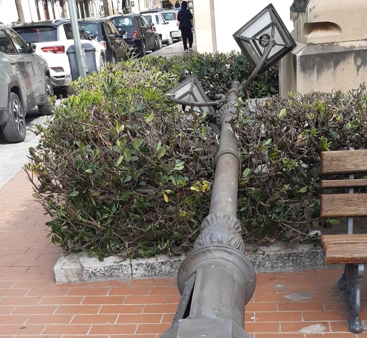 Termini Imerese, due pali elettrici caduti a causa del forte vento