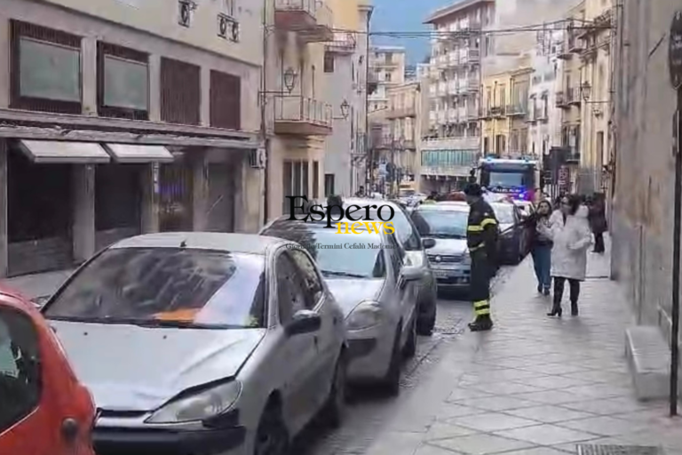 Cade un pezzo di cornicione da un palazzo a Termini Imerese, tragedia sfiorata