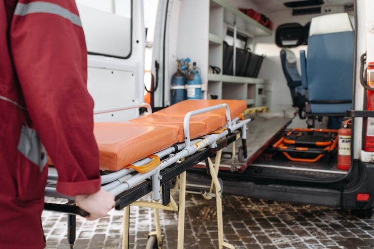 Termini Imerese, dimessa dall’ospedale batte la testa in ambulanza e muore