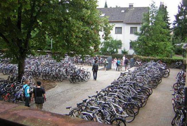 Collocate rastrelliere per biciclette nelle scuole di Cefalù e Campofelice di Roccella