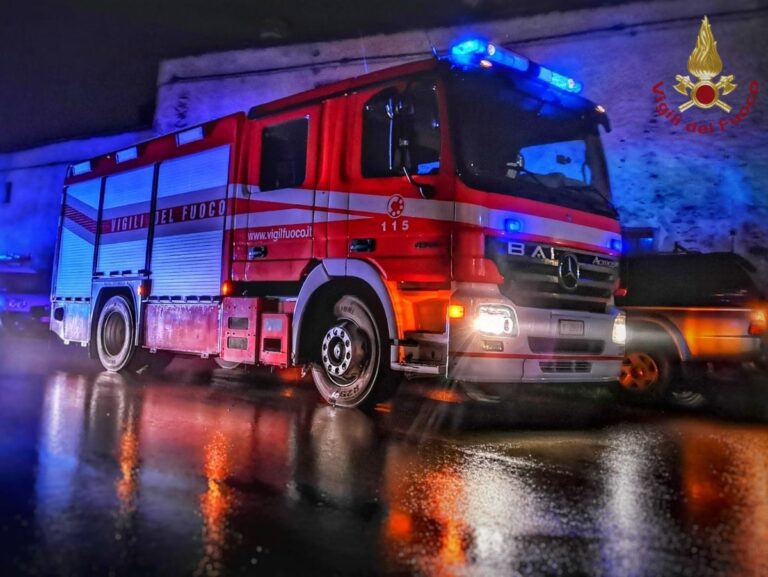 Incendia l’auto dei familiari a Caccamo, intervengono Carabinieri e Vigili del Fuoco