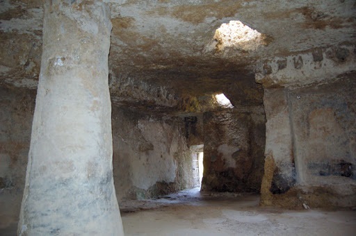 Altri ambienti tholoidi forati ed “architettura ipetrale” da valorizzare nell’entroterra Sikano