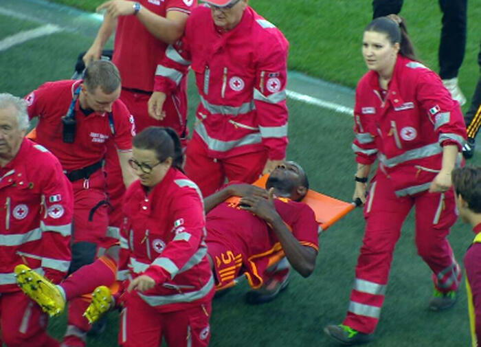 Malore per N’Dicka, il calciatore è ricoverato ma non è in pericolo di vita, sospesa Roma – Udinese