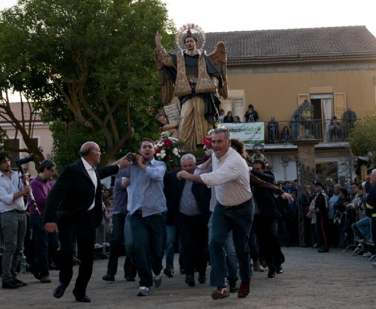 Gangi,  lunedì prossimo la processione dello Spirito Santo e “i miraculi” dei santi