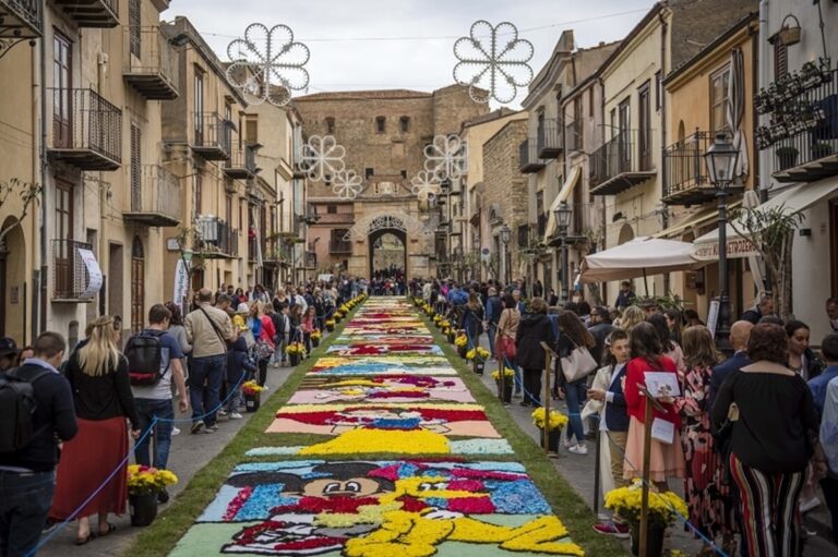Castelbuono,  XVI edizione dell’Infiorata dedicata alla Sicilia dei Florio