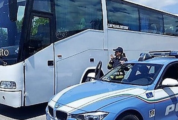 Campofelice di Roccella, Polizia sequestra pullman per gita scolastica. Bambini per 4 ore sotto il sole