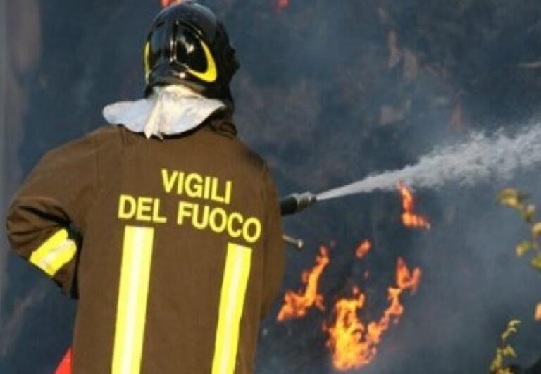 Termini Imerese, incendio nei pressi dello svincolo di Buonfornello. Fiamme domate dai vigili del fuoco