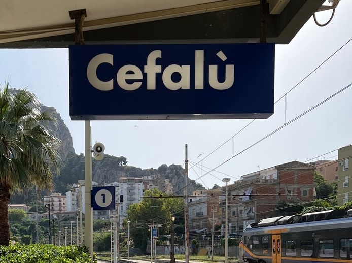 Troppi passeggeri: e il treno resta fermo mezz’ora alla stazione di Cefalù