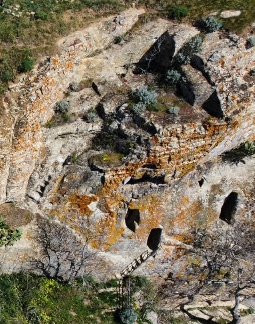 Le “stanze perdute” della Gurfa di Alia e quelle antiche scale