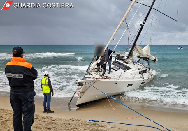 Terminate operazioni di recupero della barca a vela arenatasi sul litorale di Cefalù
