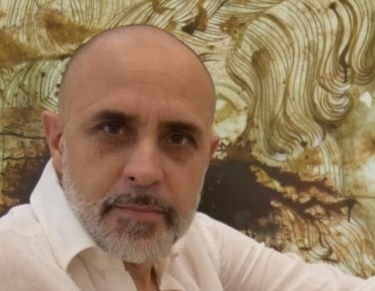 “Un viaggio tra sogno, realtà e arte”: intervista al pittore Benedetto Poma che apre uno studio nel centro di Cefalù